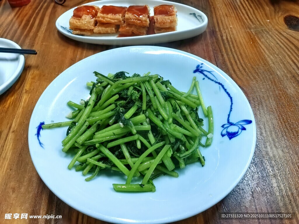 清炒四季豆摆于盘中