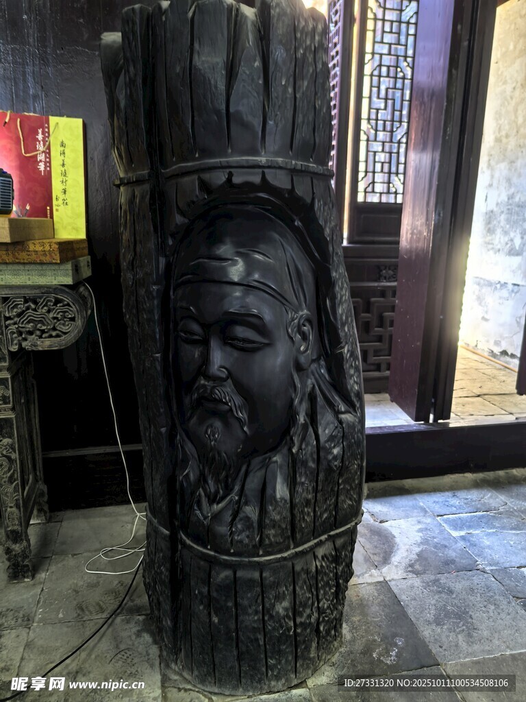 雕刻人脸的黑色立柱