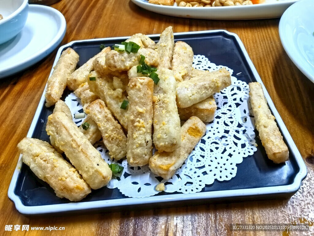 美味香脆炸物摆于盘中