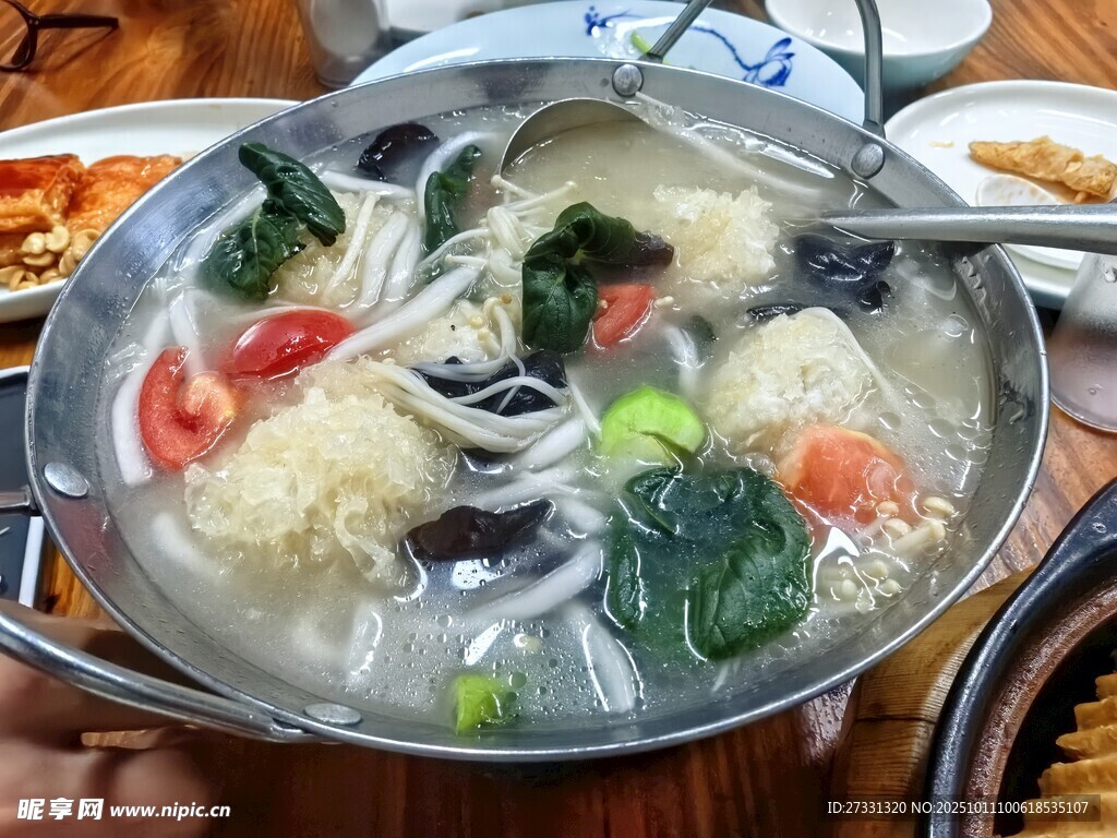 鲜美蔬菜丸子火锅