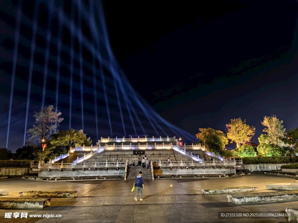 城市夜景下的阶梯景观