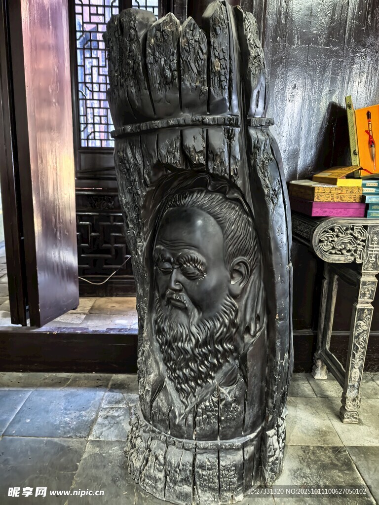 古老木雕立柱