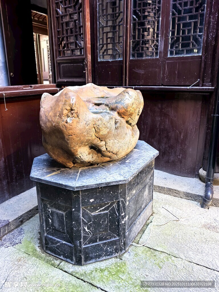 古庭院中的石兽摆件