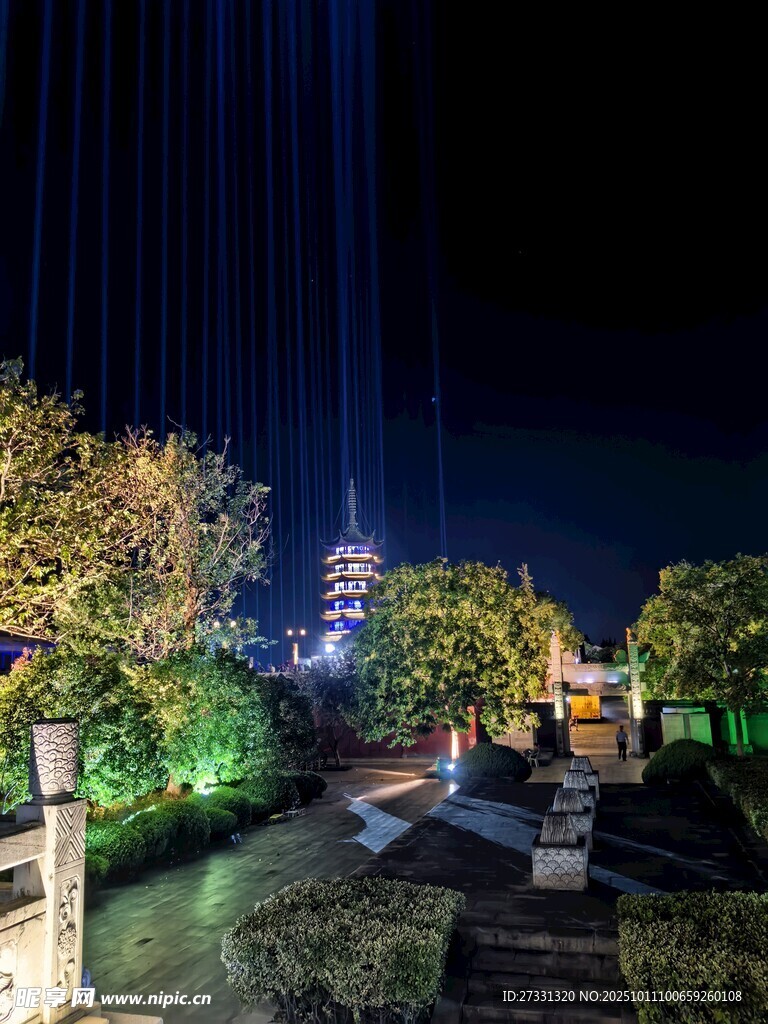 城市夜景中的璀璨激光秀
