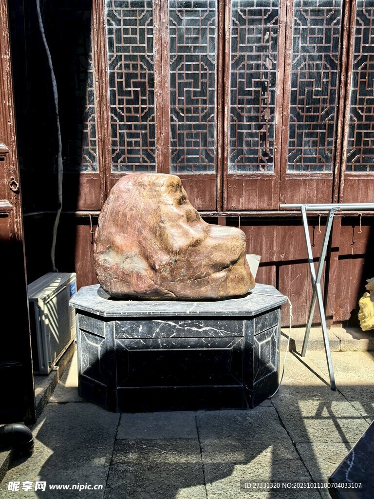 户外精美石雕摆件展示