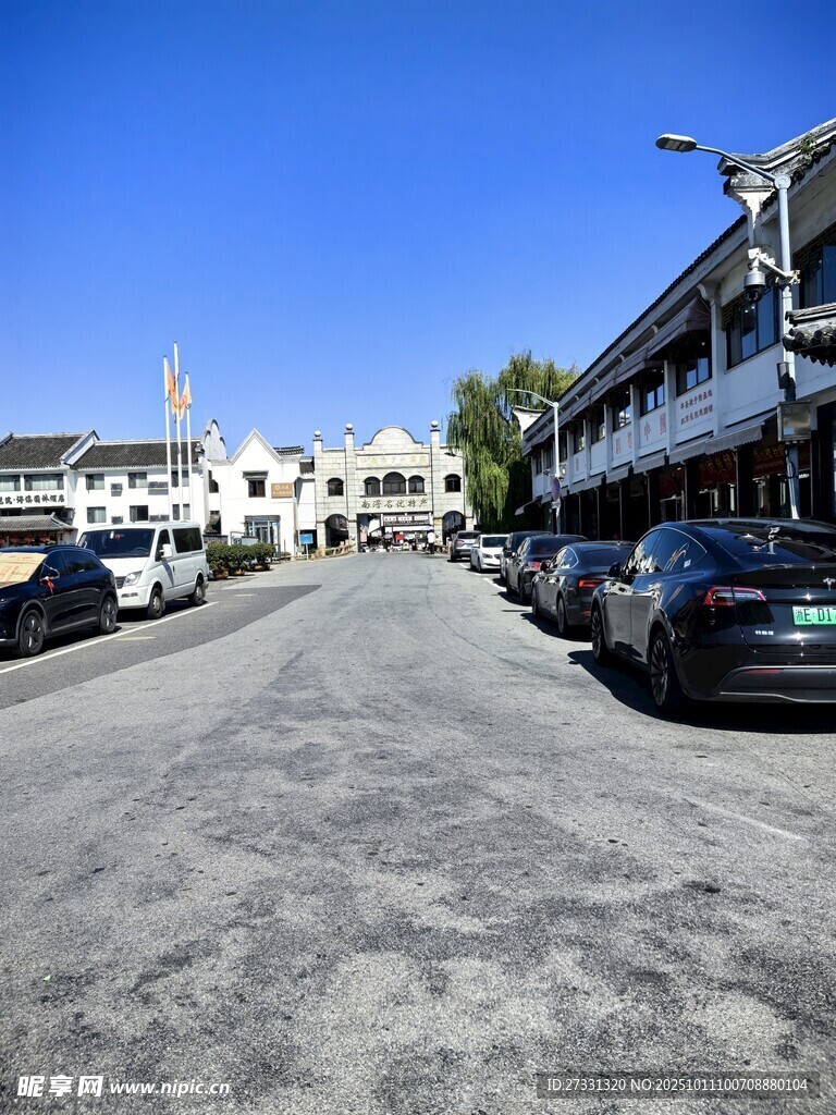 街道旁建筑与停放的车辆