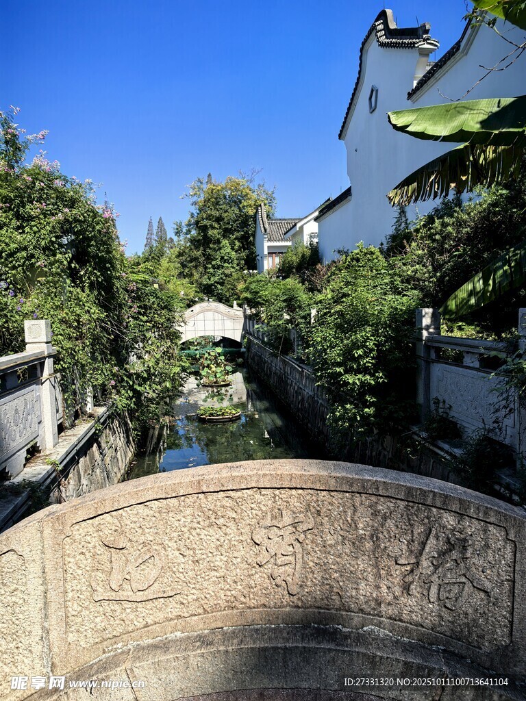 古桥流水旁的静谧景致
