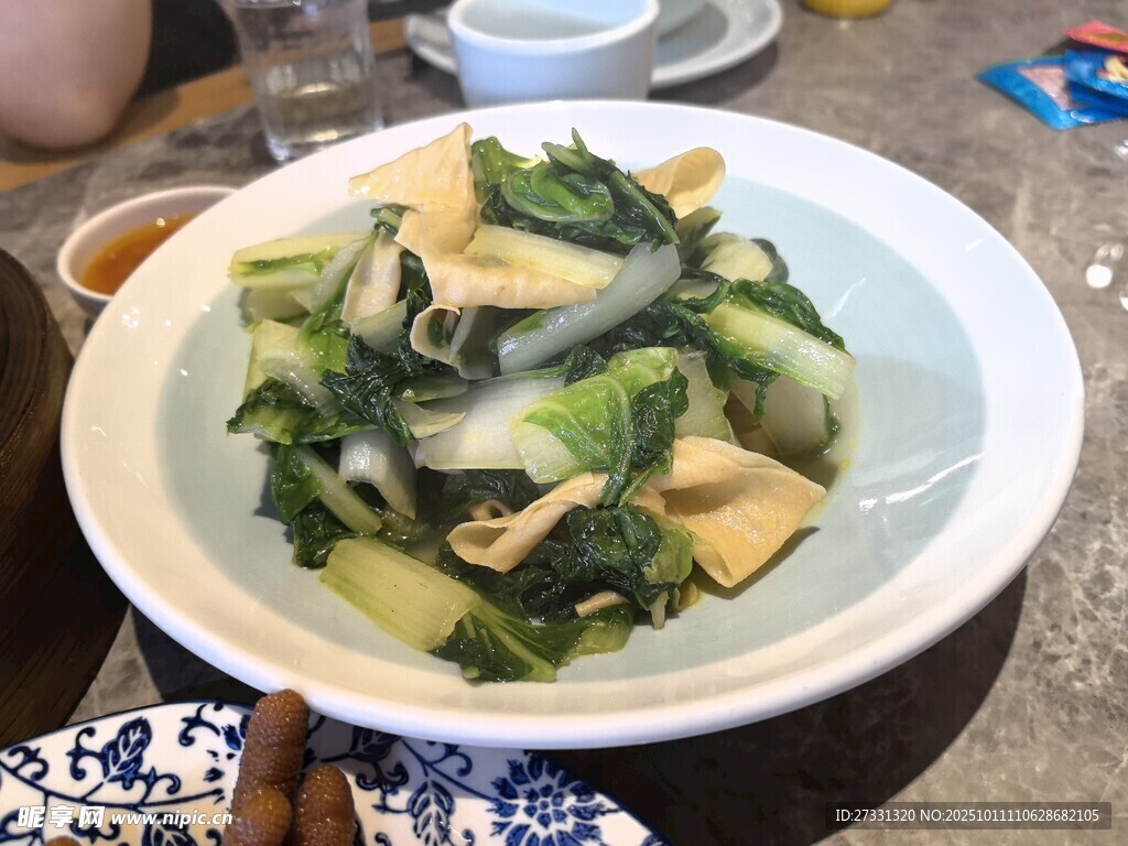 清炒青菜配豆皮