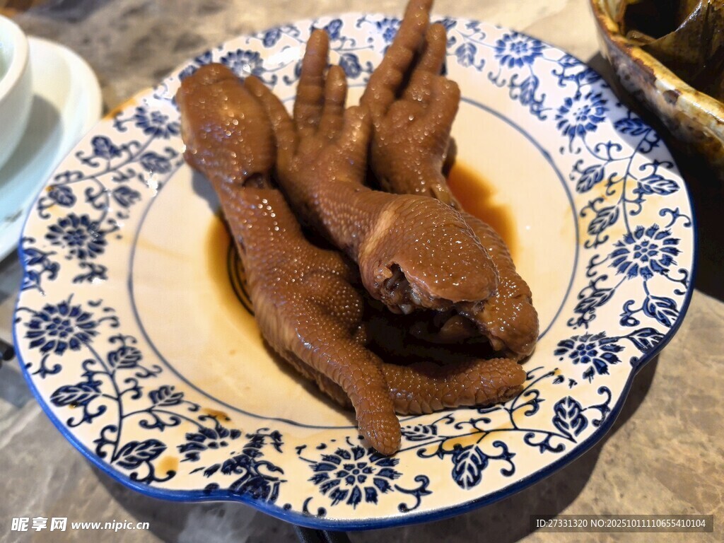 酱卤鸡爪摆于蓝白瓷盘