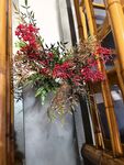 花瓶中艳丽的仿真花卉