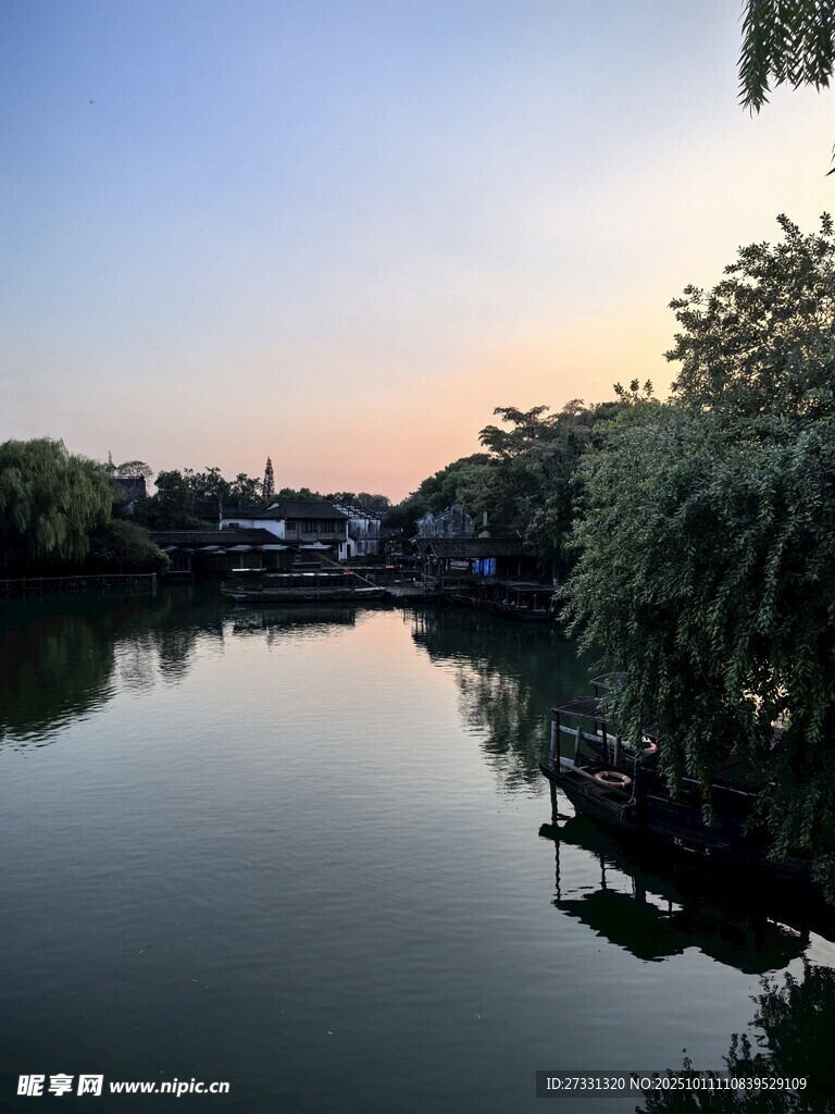 河畔暮色中的静谧水面
