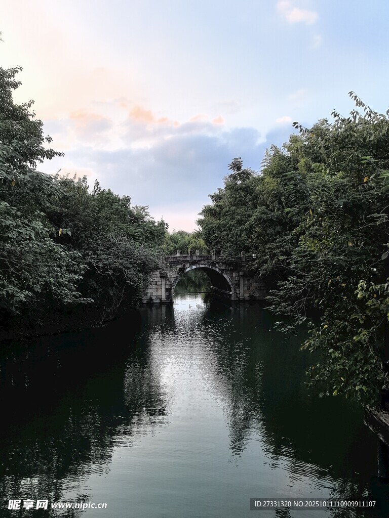 宁静河畔绿树环绕的美景