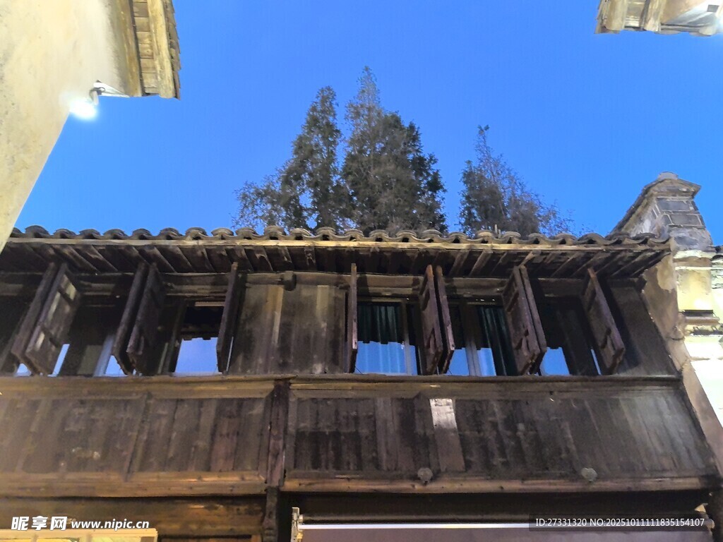 古老木质建筑外观