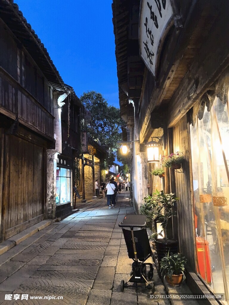 古巷夜色中的静谧街景