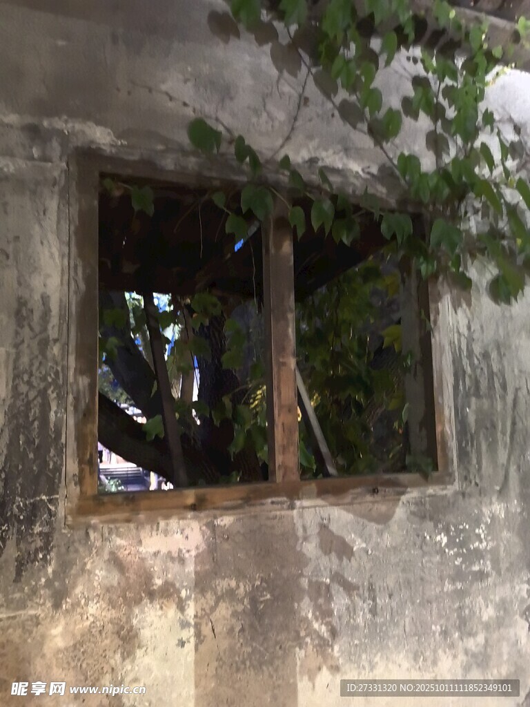 破旧房屋的斑驳窗户