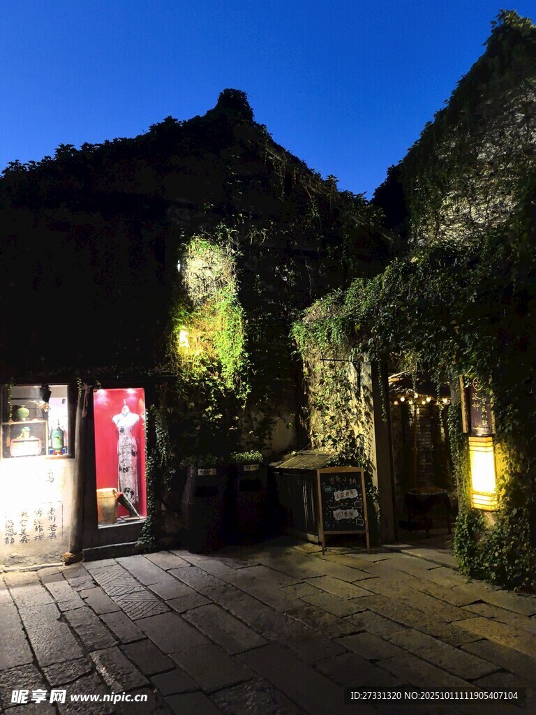夜幕下的古朴庭院角落