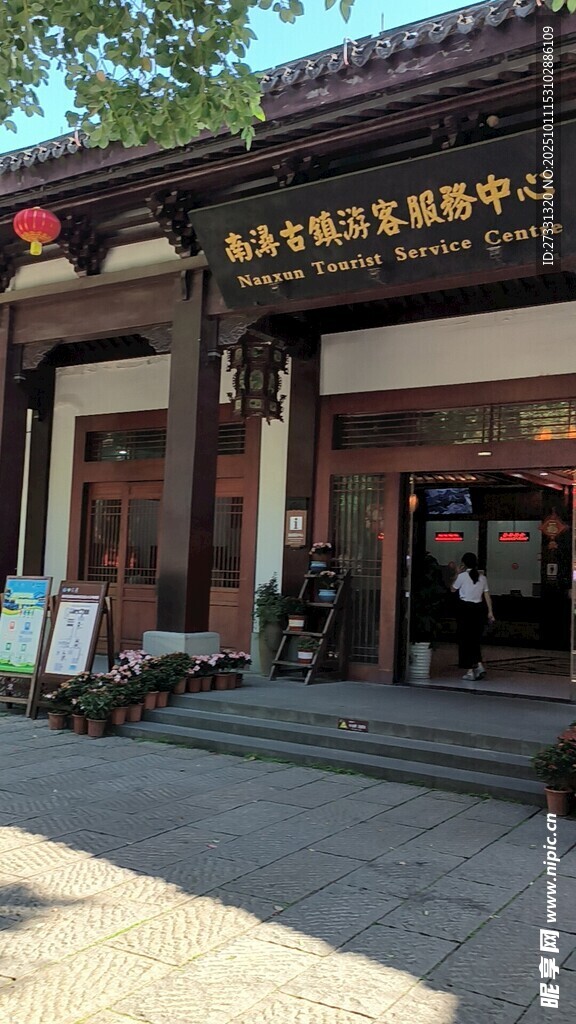 中式传统建筑门前景象