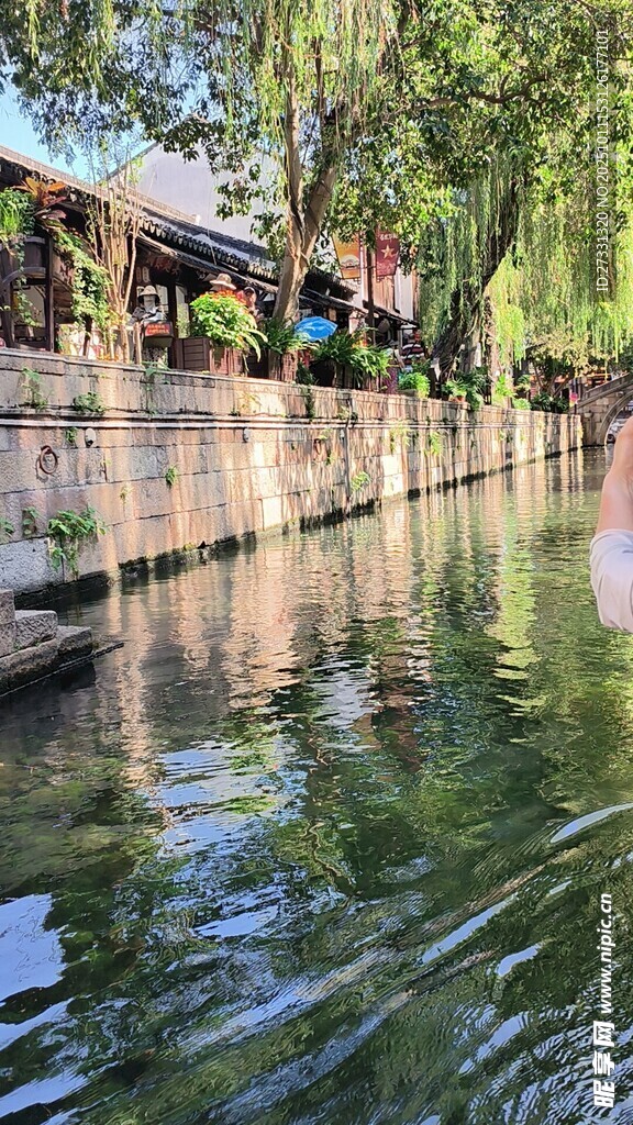 古巷水边景致