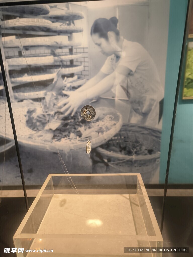 复古风劳作壁画前的空箱