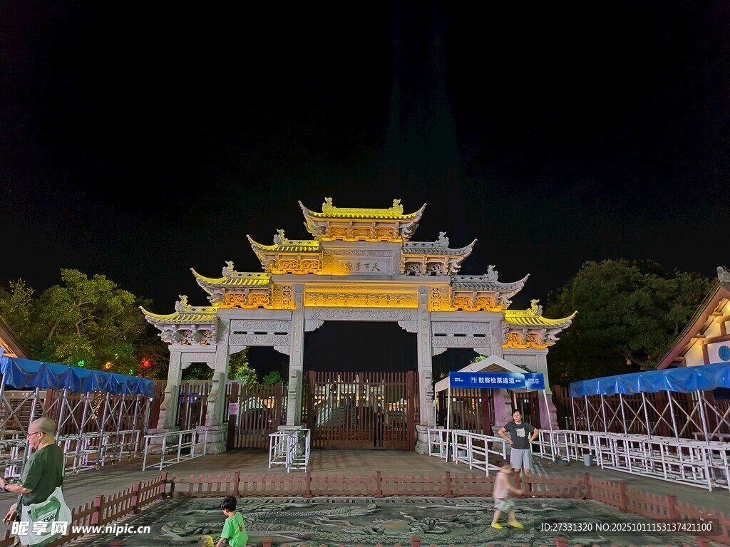 夜晚中式牌坊建筑景观