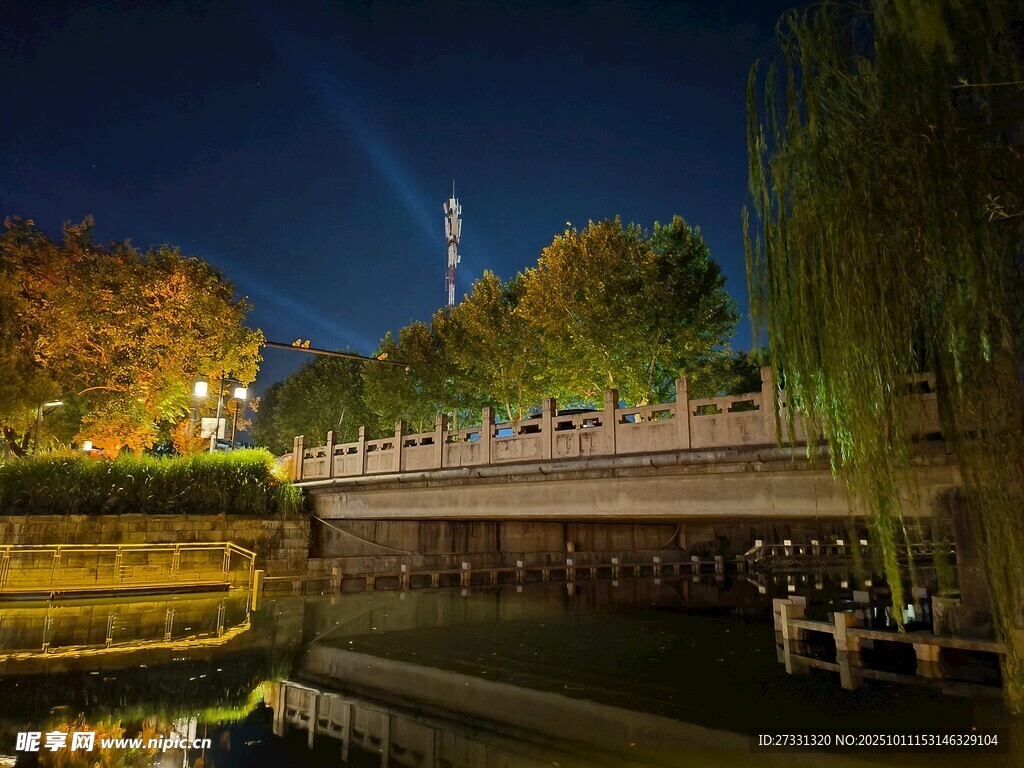 河畔夜景