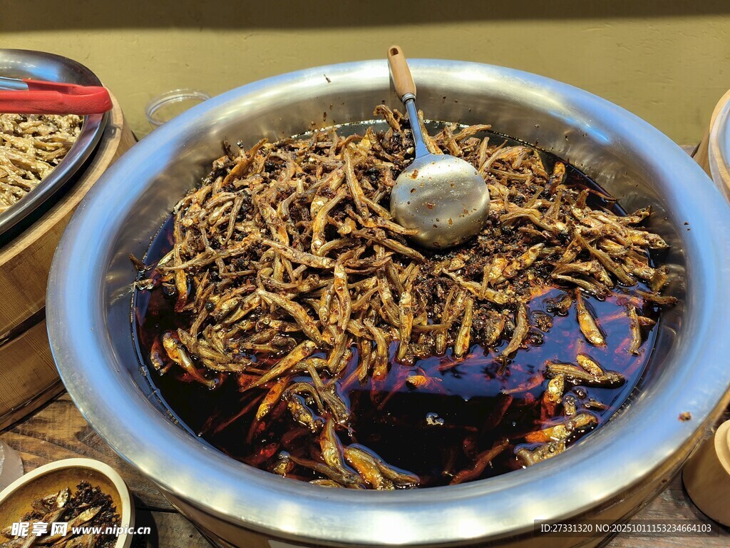大碗盛着多样虫子美食