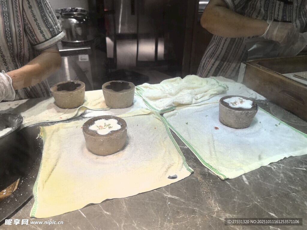 工厂内的工件与操作台面
