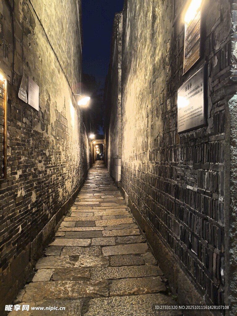 夜晚幽静的石板小巷