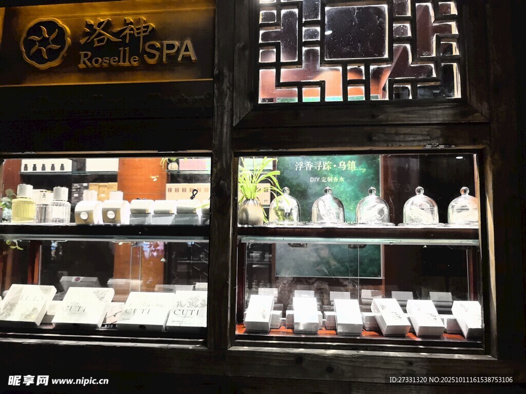 古雅橱窗展示精美工艺品