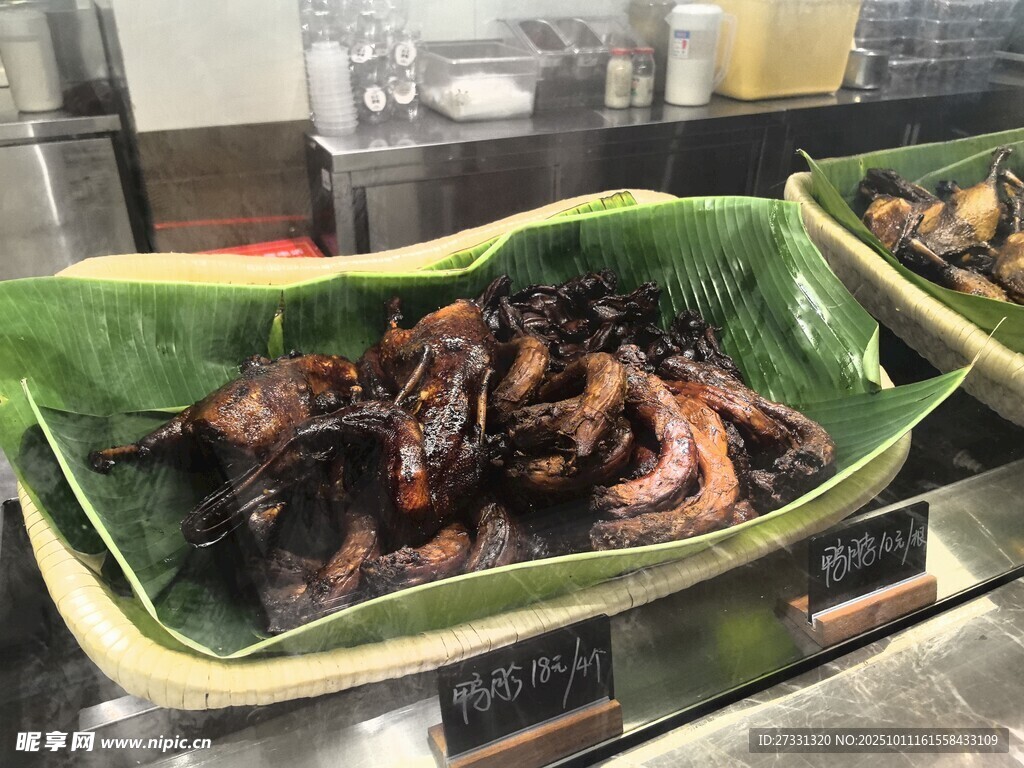 新鲜卤味章鱼摆放在盘内