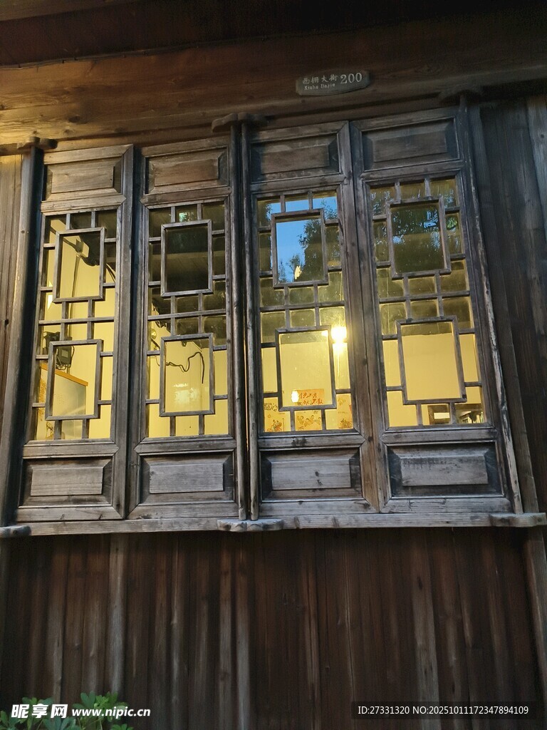 古朴木窗透出温暖灯光