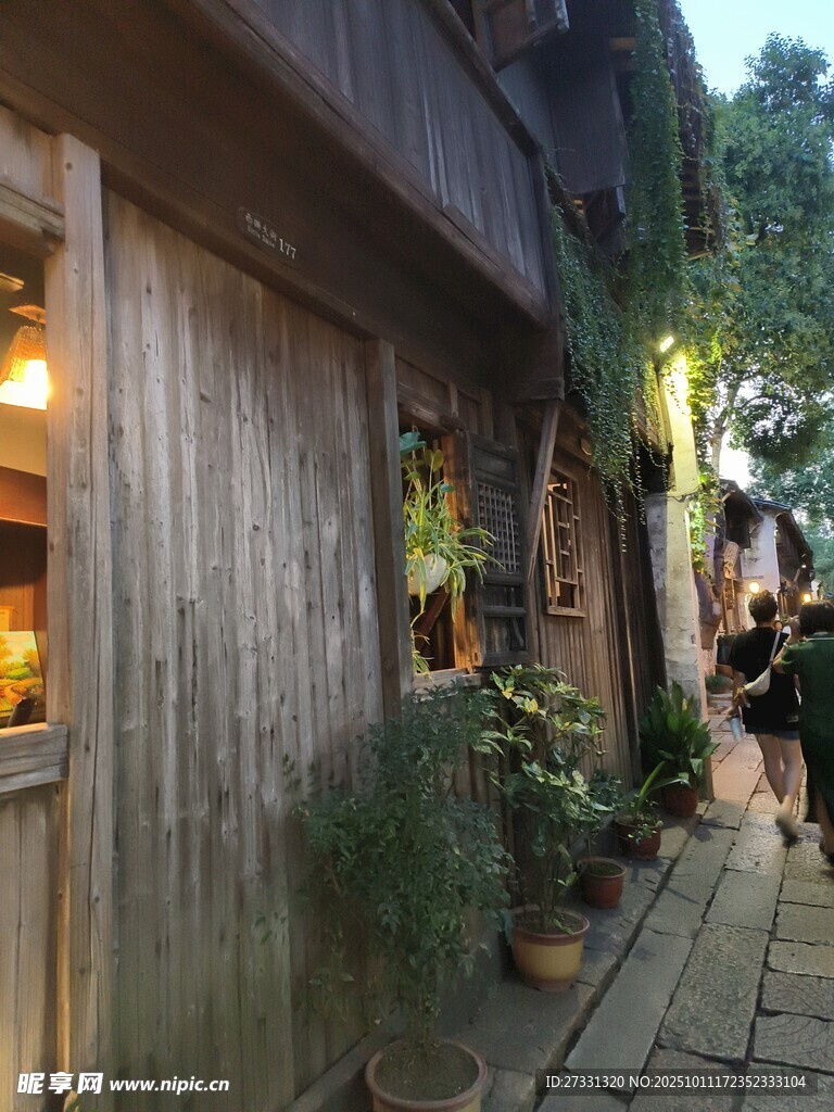 古旧木屋旁的幽静小巷