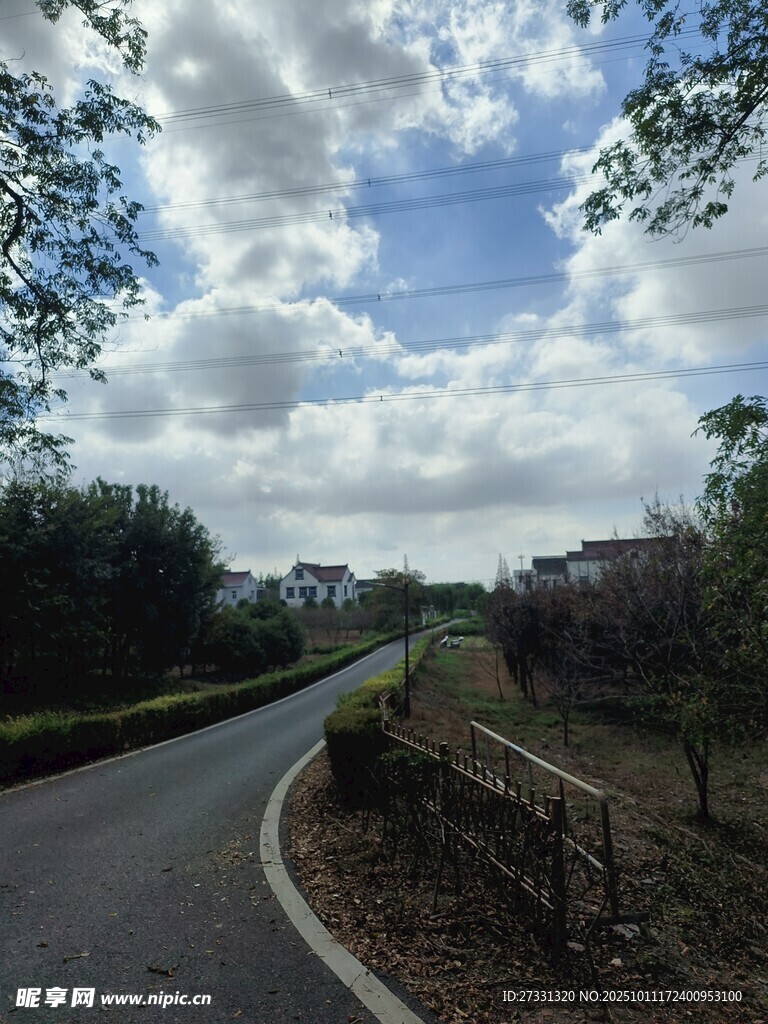 蜿蜒公路旁的自然风光