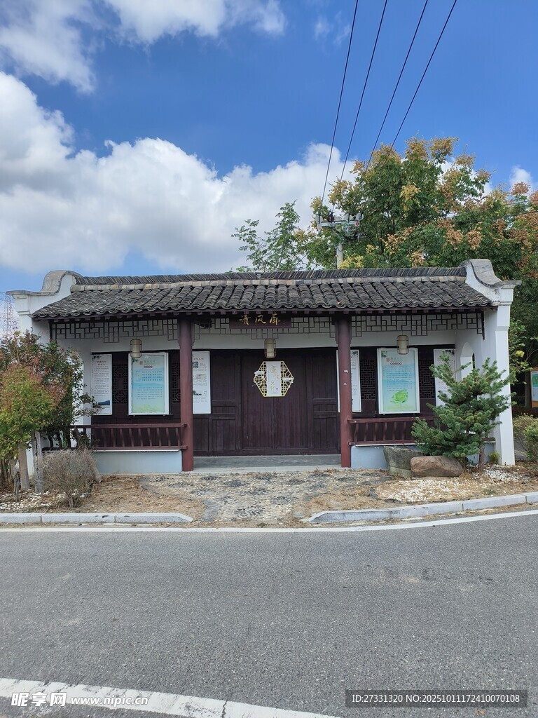 古朴中式小屋立于路旁