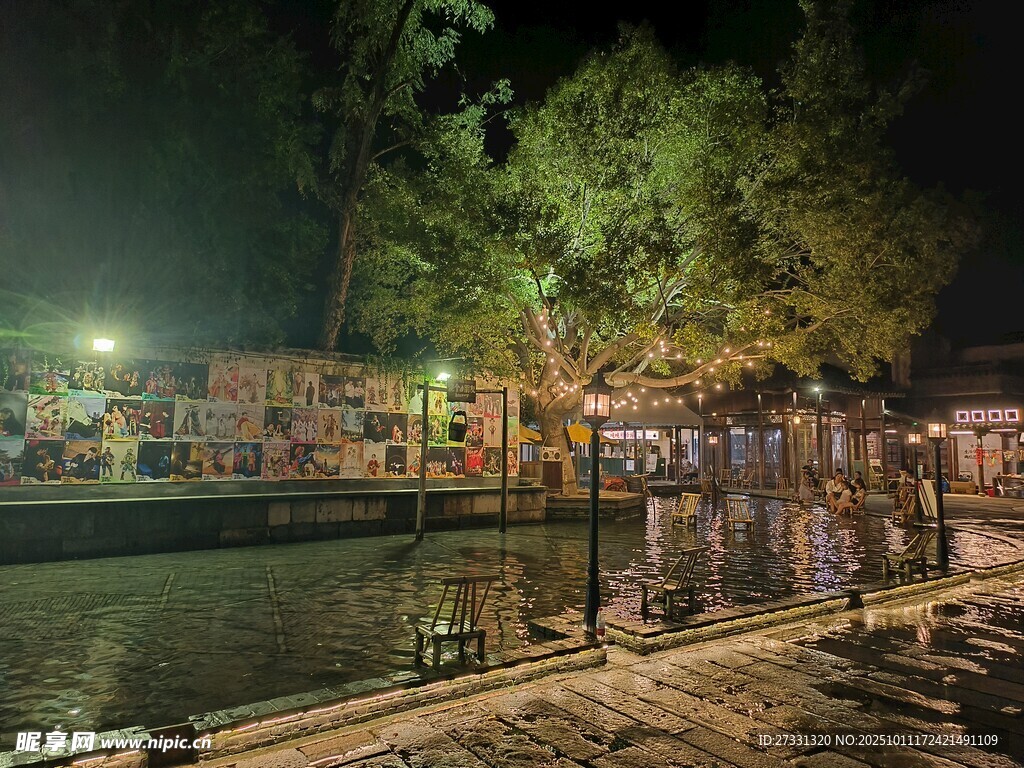 夜晚河畔的静谧景致