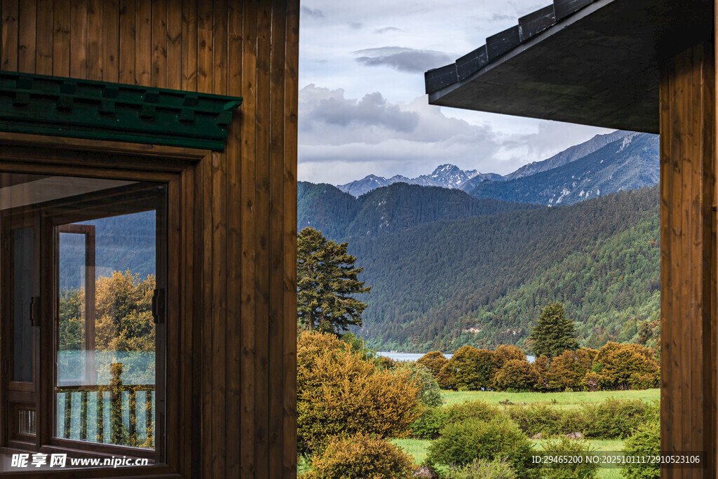 木屋外的山水田园美景