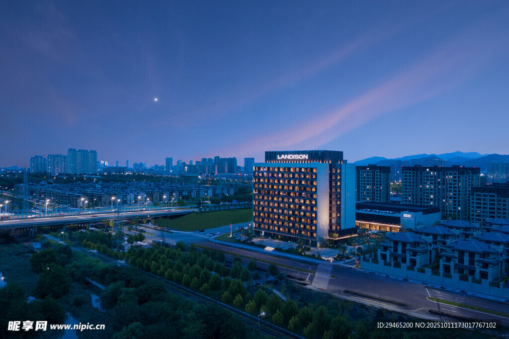 城市黄昏时的建筑与景观