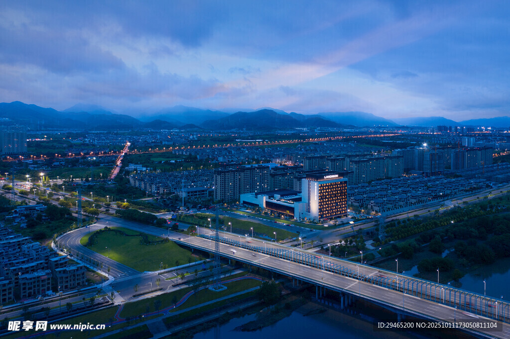 城市桥梁夜景俯瞰图