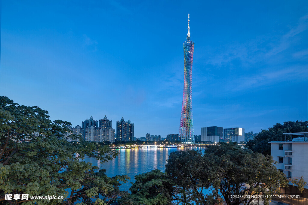 夜幕下的高塔与城市景观