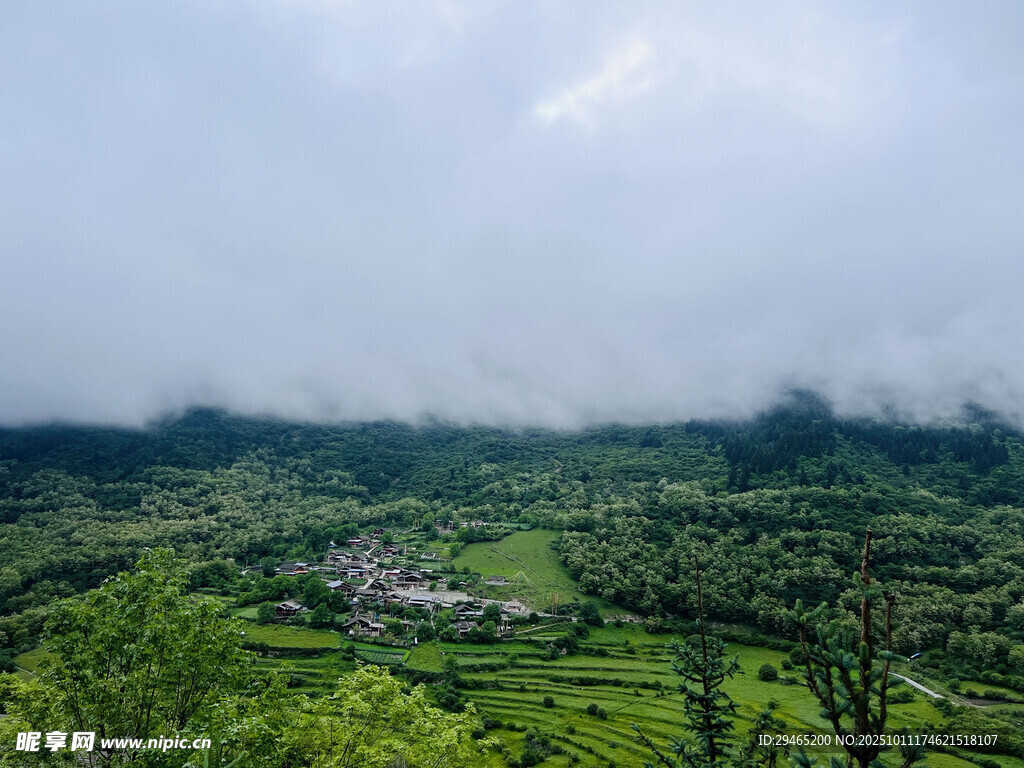 云雾缭绕的山间村落美景