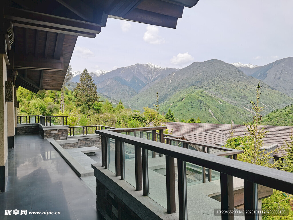 山间露台赏秀丽山景