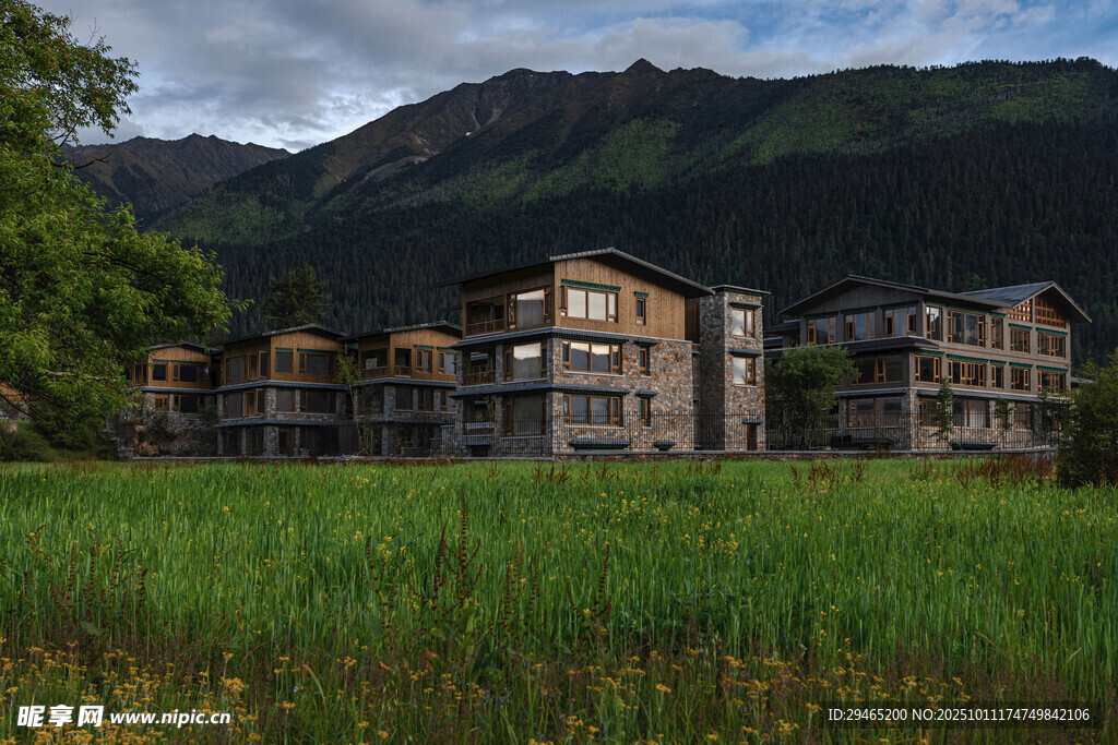 山间草地旁的多层建筑群