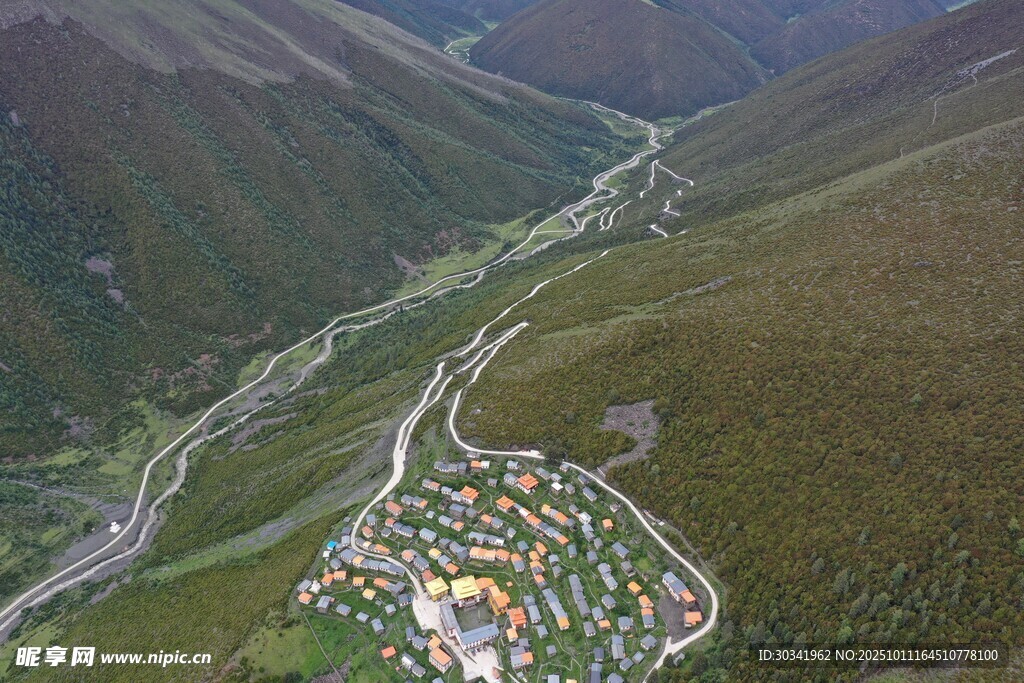 山谷中的村落俯瞰美景