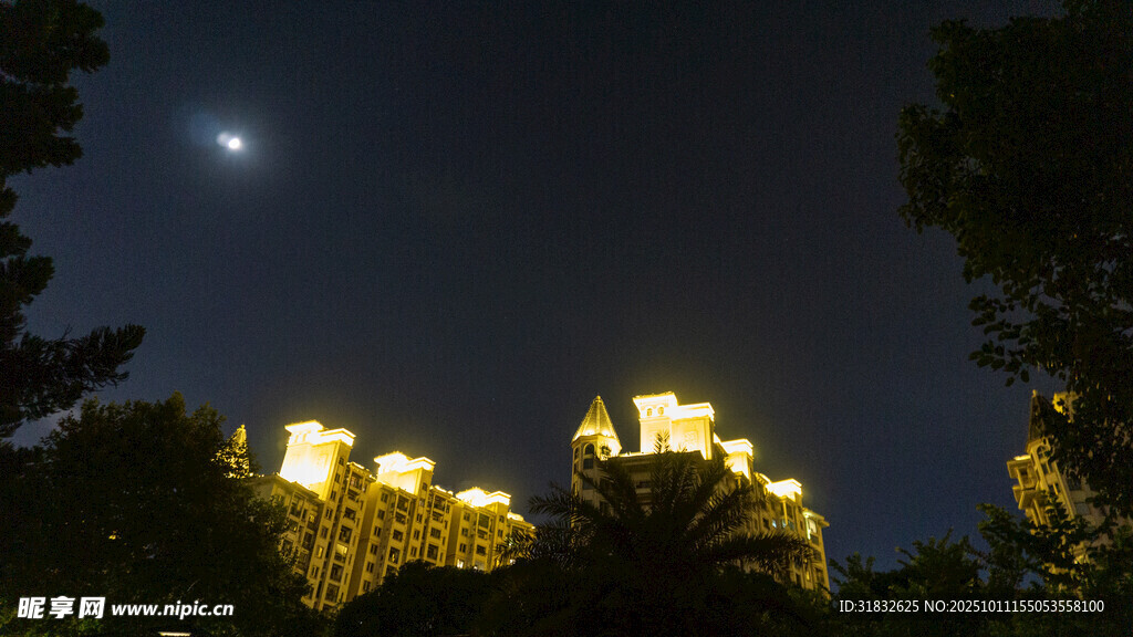 夜幕下灯火璀璨的建筑群