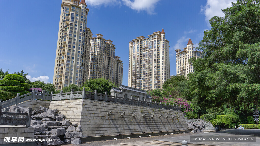 城市河畔高楼与绿树景观