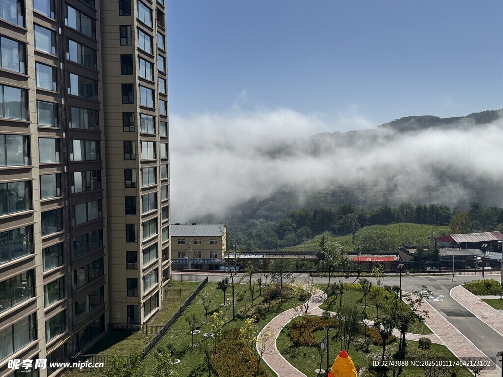 云雾下的建筑