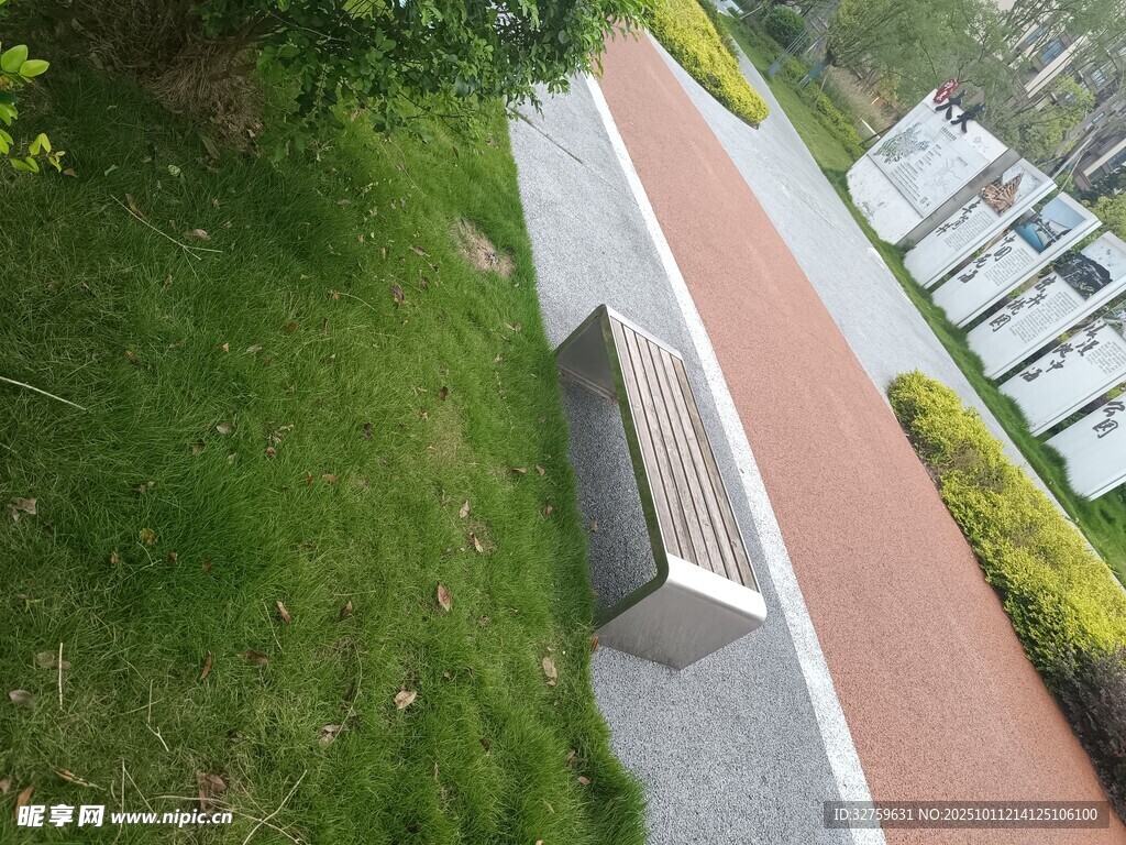 户外绿植旁的步道景观