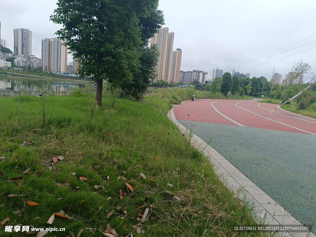 城市中的多彩户外健身步道