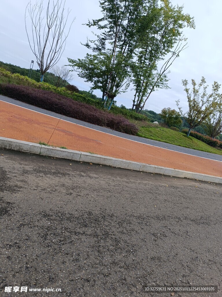 户外铺设的多彩步道景观