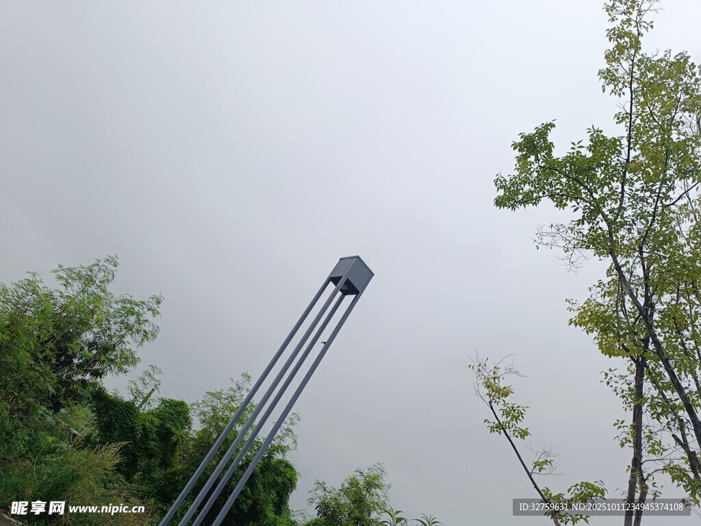 高耸塔架立于绿植间